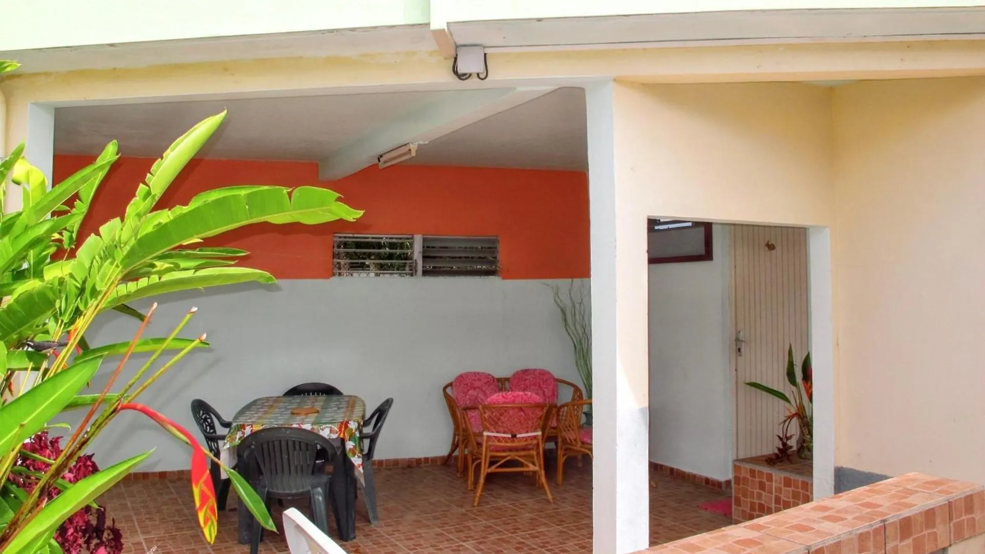 Appartement De Charme A Port Louis 35 M² Jardin Prive